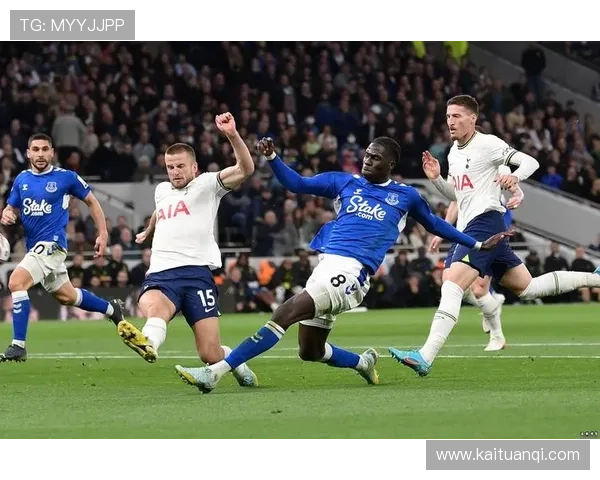 恩佐与加纳乔共同探讨切尔西圣诞慈善活动的足球团结力量